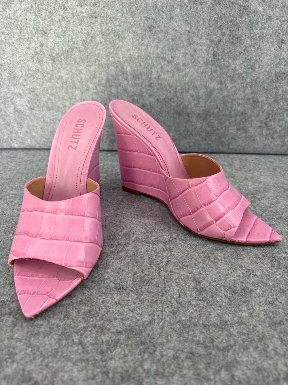 Schutz Lucimara Croc-Embossed Wedge slide sandal Mule in club rose Size 8